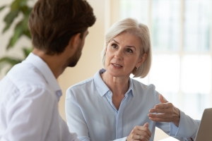 Eine Frau und ein Mann in einem konzentrierten Coachinggespräch