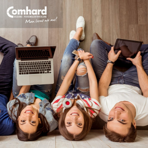 Drei Personen sitzen auf einer Bank und lächeln in die Kamera über ihrem Kopf.