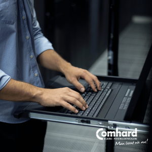Person arbeitet an einem Laptop in einer technischen Arbeitsumgebung. Das Bild steht für IT, Systemadministration und die Umschulung zum Fachinformatiker oder zur Fachinformatikerin.