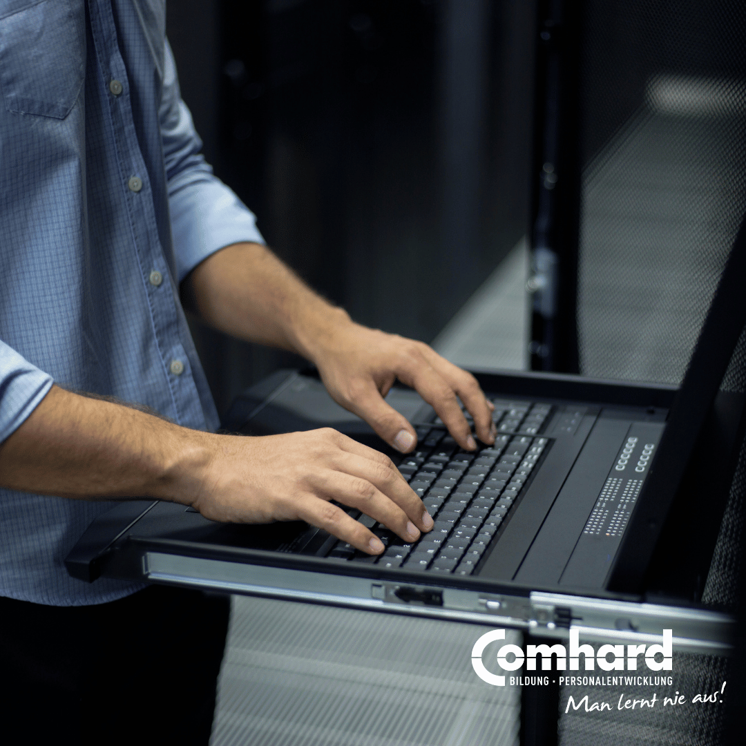 Person arbeitet an einem Laptop in einer technischen Arbeitsumgebung. Das Bild steht für IT, Systemadministration und die Umschulung zum Fachinformatiker oder zur Fachinformatikerin.