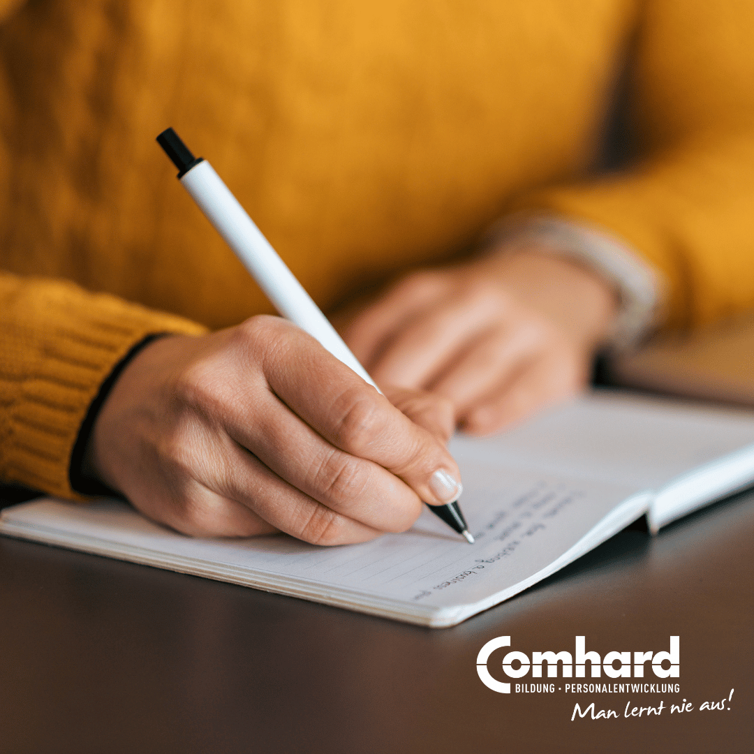 Nahaufnahme einer Person, die mit einem Stift Notizen in ein Heft schreibt, passend zum Thema Lernen und Grundkompetenzen für die digitale Arbeitswelt.