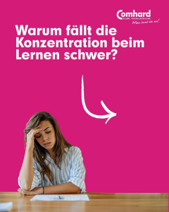 Erschöpfte Frau sitzt vor Lernunterlagen und hält sich die Stirn. Darüber steht die Frage: „Warum fällt die Konzentration beim Lernen schwer?“
