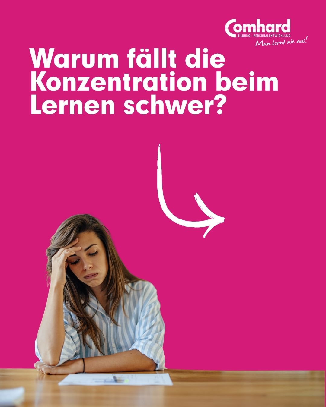 Erschöpfte Frau sitzt vor Lernunterlagen und hält sich die Stirn. Darüber steht die Frage: „Warum fällt die Konzentration beim Lernen schwer?“