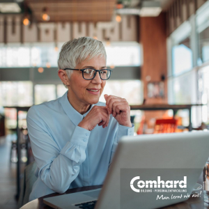 Eine Frau schaut auf einen Laptop.