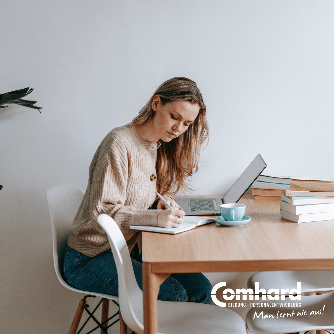 Junge Frau lernt zu Hause am Tisch mit Laptop, Notizbuch und Büchern für eine Online-Weiterbildung in Teilzeit.