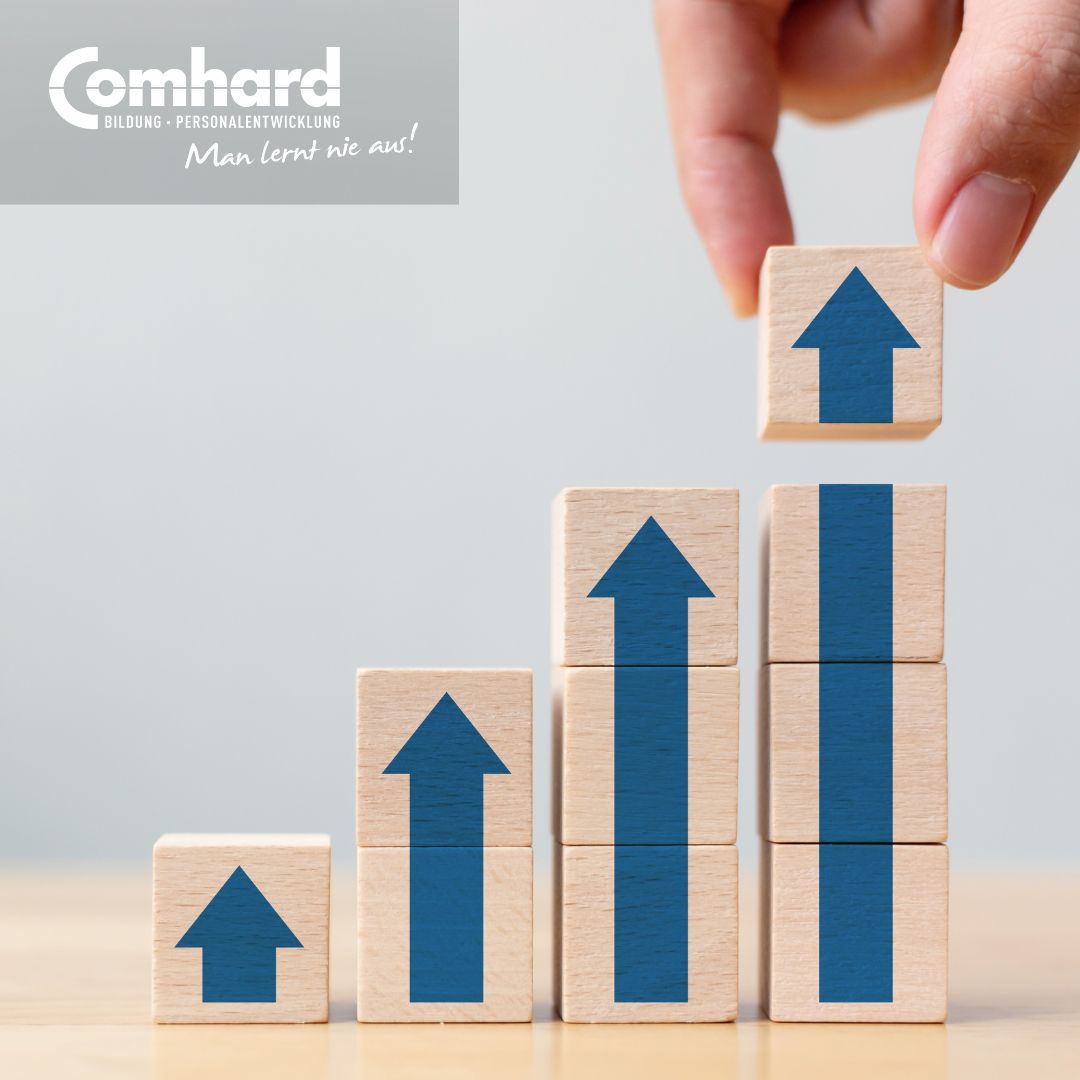 Steigendes Säulendiagramm aus Holzklötzen mit blauen Pfeilen, die nach oben zeigen.