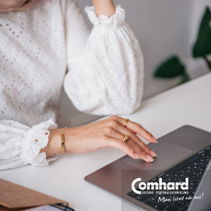 Eine Frau vor einem Laptop