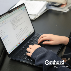 Hände tippen auf einem Laptop an einem Schreibtisch. Das Bild steht für digitale Büroarbeit, kaufmännische Aufgaben und die Umschulung im Büromanagement.