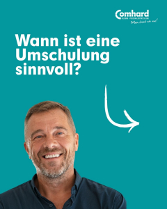 Lächelnder Mann vor türkisfarbenem Hintergrund mit der Frage „Wann ist eine Umschulung sinnvoll?“ und dem Comhard-Logo.