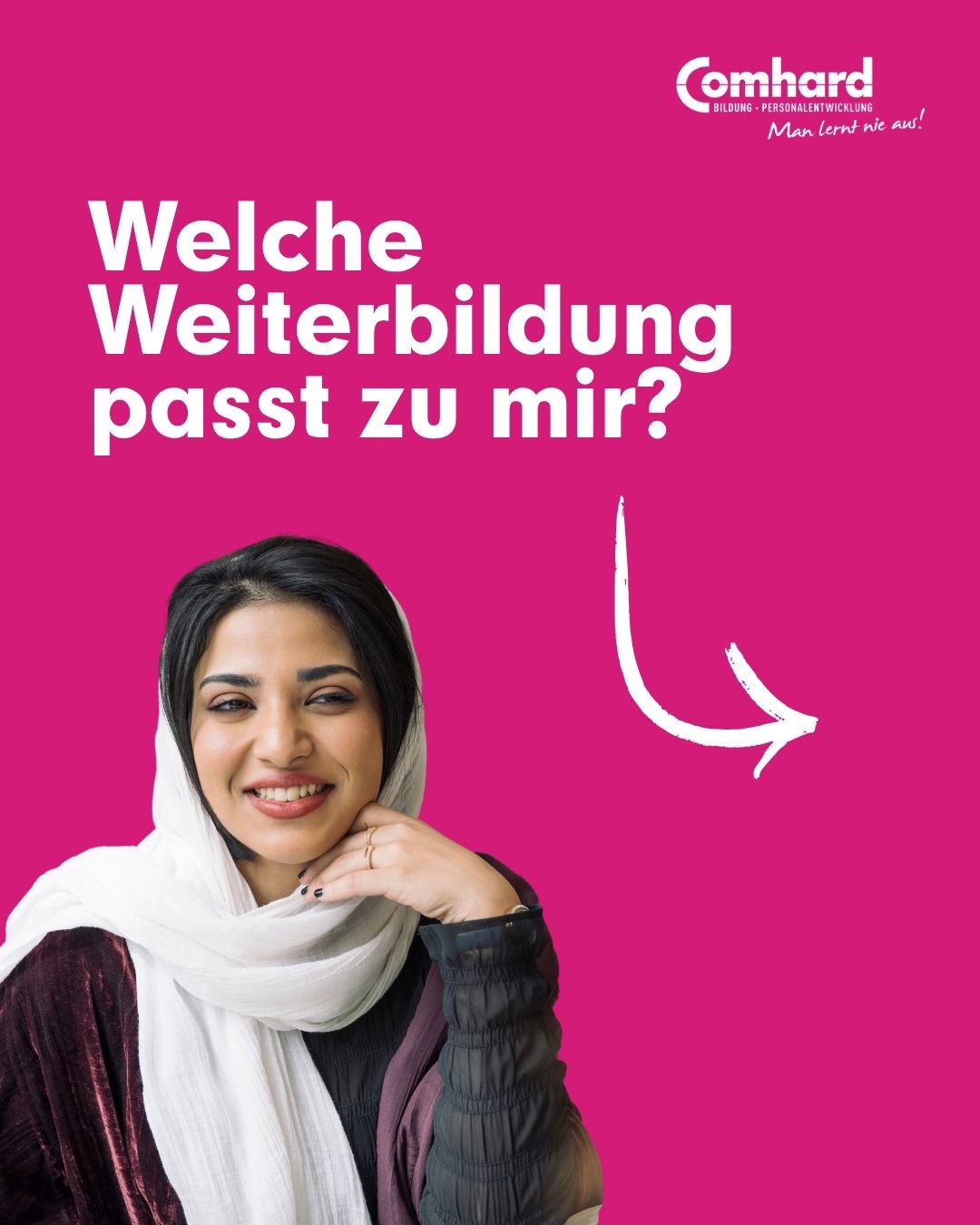Lächelnde Frau vor pinkem Hintergrund mit der Frage „Welche Weiterbildung passt zu mir?“ und dem Comhard-Logo.