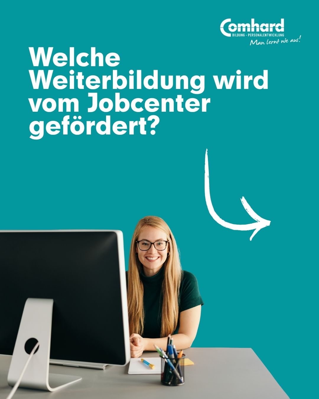 Junge Frau sitzt lächelnd an einem Computer. Darüber steht die Frage: „Welche Weiterbildung wird vom Jobcenter gefördert?“