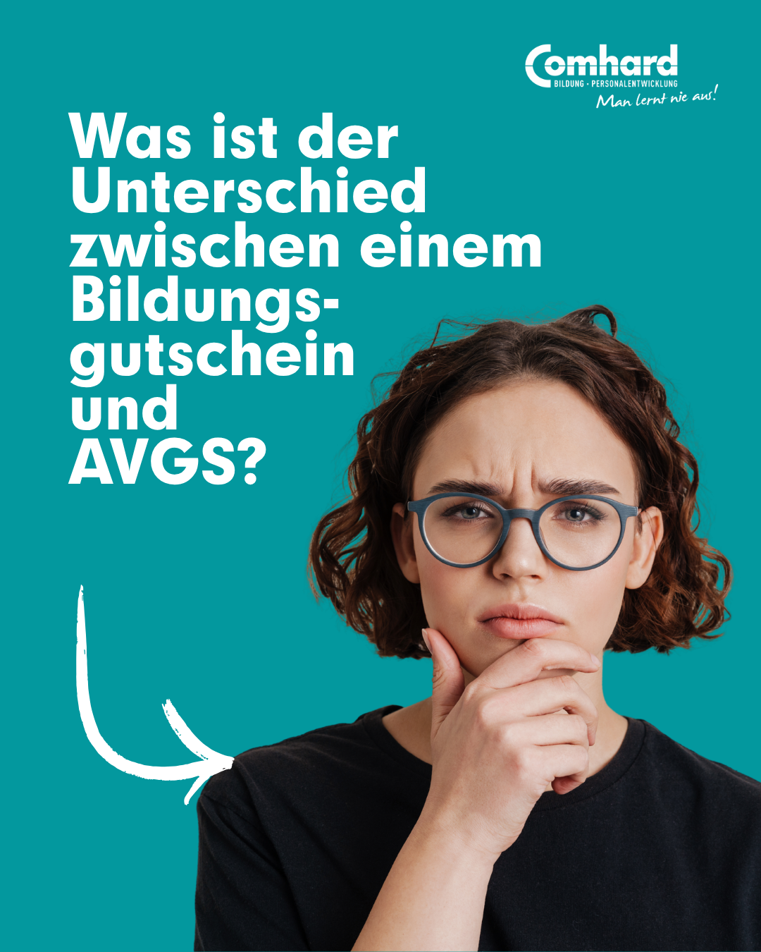 Nachdenkliche Frau mit Brille vor türkisem Hintergrund neben der Frage: „Was ist der Unterschied zwischen einem Bildungsgutschein und AVGS?“