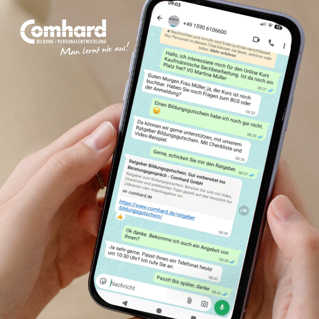 Hand hält ein Smartphone mit einem WhatsApp-Chat zur Beratung über eine kaufmännische Online-Weiterbildung und den Bildungsgutschein bei Comhard.