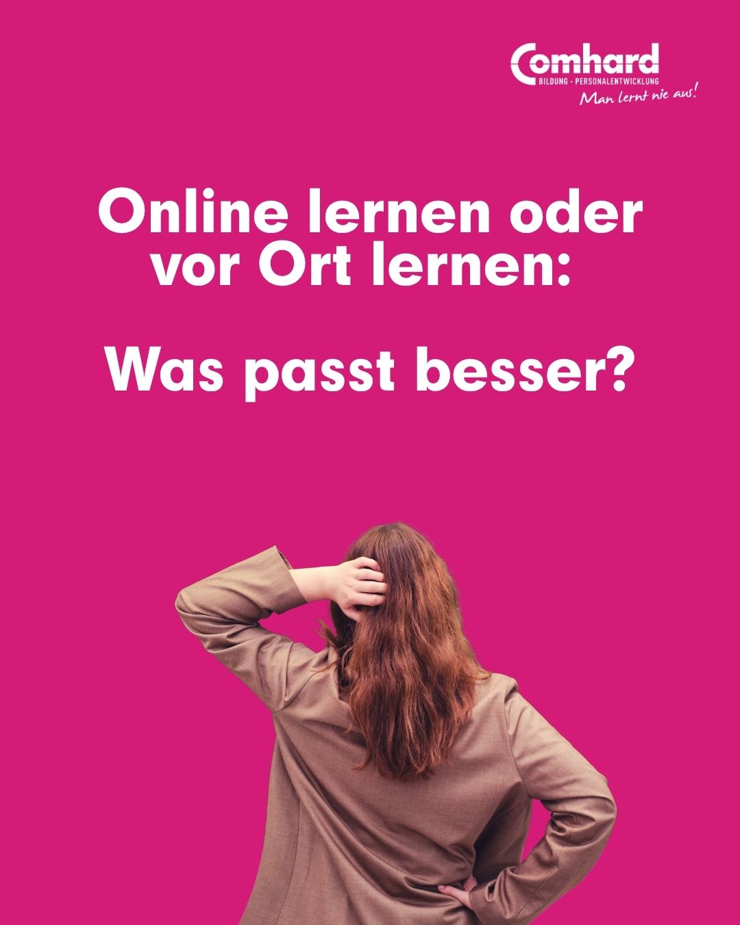 Frau von hinten vor pinkem Hintergrund mit der Frage „Online lernen oder vor Ort lernen: Was passt besser?“ und Comhard-Logo oben rechts.