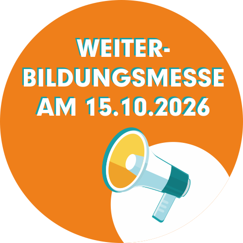 Runde orange Grafik mit der Aufschrift „Weiterbildungsmesse am 15.10.2026“ und einer Megafon-Illustration.