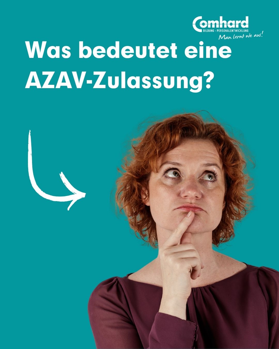 Frau mit nachdenklichem Gesichtsausdruck vor türkisfarbenem Hintergrund, daneben die Frage „Was bedeutet eine AZAV-Zulassung?“ und das Comhard-Logo.