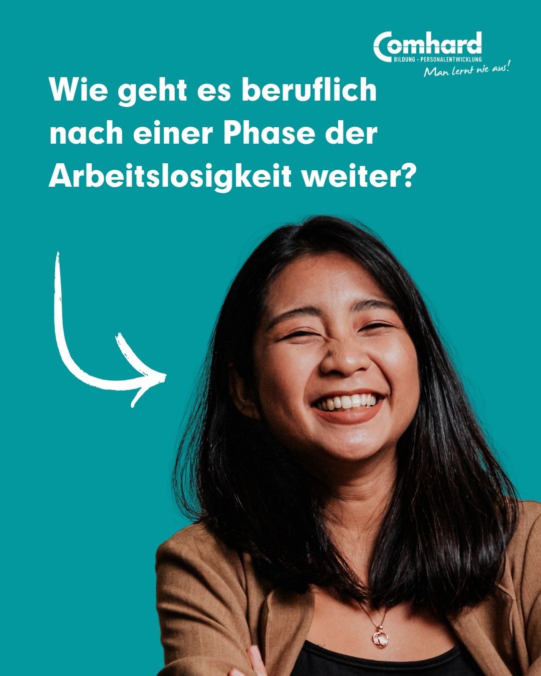 Lächelnde Frau mit verschränkten Armen vor türkisfarbenem Hintergrund. Daneben steht die Frage „Wie geht es beruflich nach einer Phase der Arbeitslosigkeit weiter?“ und das Comhard-Logo.