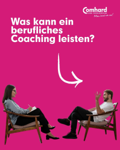 Frau und Mann sitzen sich in einem Coaching-Gespräch gegenüber. Die Frau macht Notizen, während der Mann spricht. Darüber steht die Frage „Was kann ein berufliches Coaching leisten?“ und das Comhard-Logo.