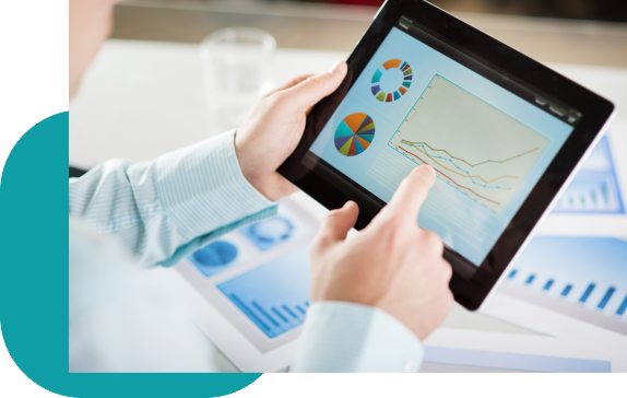 Hand, die ein Tablett mit Statistiken bedient