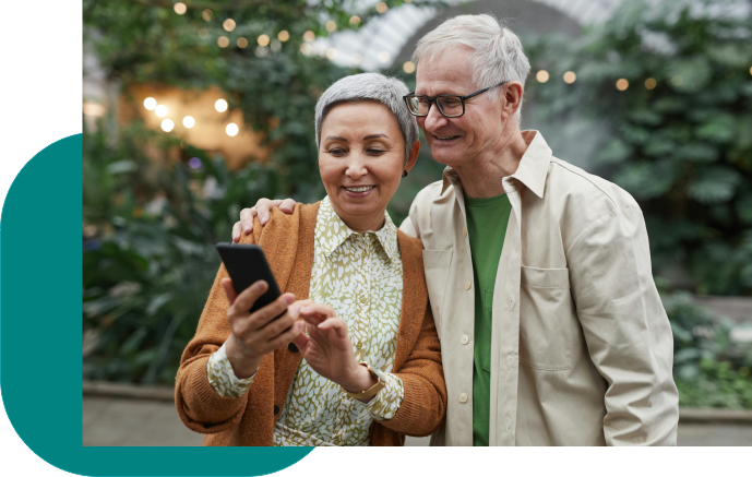 Zwei ältere Menschen mit einem Smartphone.