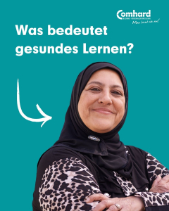 Lächelnde Frau mit Kopftuch und verschränkten Armen vor türkisfarbenem Hintergrund. Daneben steht die Frage „Was bedeutet gesundes Lernen?“ und das Comhard-Logo.