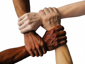 Vier Personen halten sich an den Handgelenken und bilden so ein Viereck.