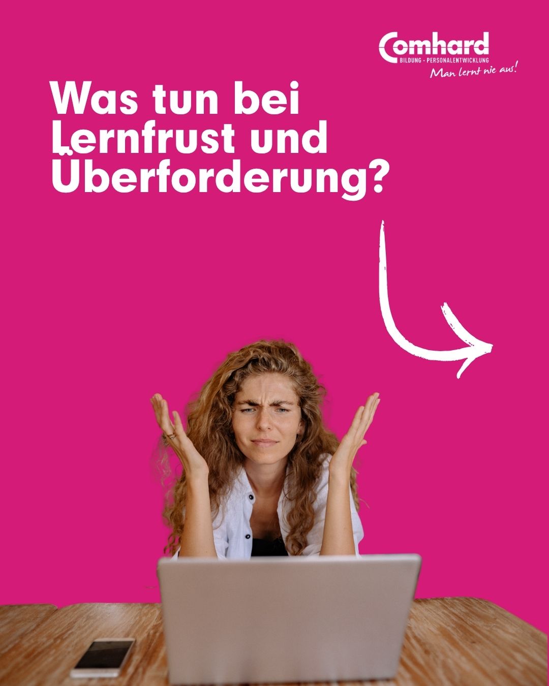 Frau sitzt frustriert vor einem Laptop und hebt ratlos die Hände. Darüber steht die Frage „Was tun bei Lernfrust und Überforderung?“ neben dem Comhard-Logo.